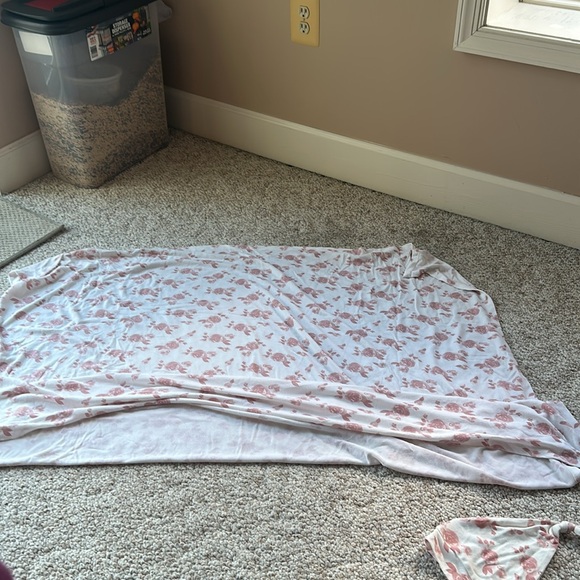 Aden + Anais stretchy swaddle and Hat - Picture 2 of 2